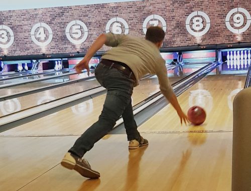 innolectric Mitarbeiter wirft Bowlingkugel